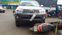 Xe Fortuner tông xe máy, một phụ nữ nhập viện