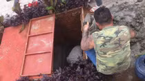 Tá hỏa phát hiện thi thể bé gái đang phân hủy trong bịch rác