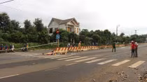 Bị dây cáp kéo ngã xuống đường, một phụ xe tử vong