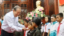 Phó Thủ tướng Trương Hòa Bình trao học bổng cho học sinh nghèo hiếu học Đắk Lắk