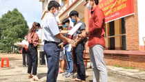 Trao giấy chứng nhận hoàn thành cách ly cho 7 du học sinh Lào