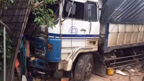 Xe tải mất lái đâm sập nhà dân, tài xế và phụ xe thoát nạn trong gang tấc