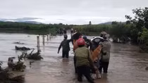 Thầy cô liều mình vượt lũ dữ đến ngôi trường mang tên Anh hùng Núp