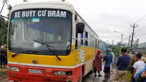 Va chạm với xe buýt, bố tử vong, con bị thương