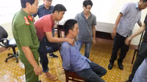 Lên cơn ngáo đá, dùng dao và kim tiêm khống chế con tin