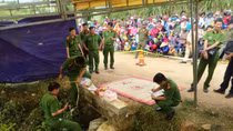 Thi thể người phụ nữ quấn trong bạt, giấu ở miệng cống