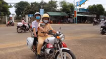 CSGT dùng xe đặc chủng chạy 40km chở thí sinh quên thẻ dự thi