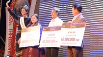 Hoa hậu H’Hen Niê trao trao học bổng cho học sinh nghèo tại quê nhà