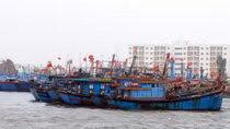 Tàu Hải quân cứu tàu cá Quảng Ngãi trôi dạt trên biển