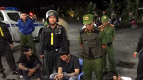 Ba thanh niên đi chơi đêm mang theo kiếm và ma túy