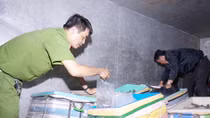 1,1 tấn tôm chứa tạp chất trên đường đi tiêu thụ bị phát hiện