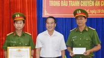Khen thưởng tập thể, cá nhân phá vụ gây mê cướp tài sản