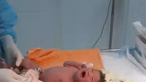 Mổ lấy thai giúp sản phụ đang cách ly 'mẹ tròn con vuông'