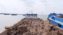 Phát hiện 7 sà lan có dấu hiệu khai thác đất sét trái phép