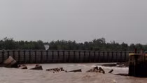 Kè chống sạt lở chưa xong, bị sóng đánh hỏng hơn một nửa