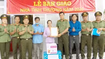 Luôn xứng đáng với niềm tin của nhân dân 