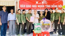 Công an tỉnh Bạc Liêu bàn giao nhà nghĩa tình đồng đội