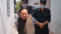 Nhân viên đâm trọng thương Trưởng phòng Tư pháp huyện rồi cố thủ trong nhà