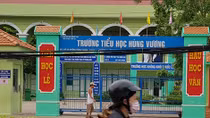Hiệu trưởng bị cách chức… vì làm bếp nấu ăn cho học sinh