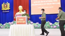 Công an Cà Mau quyên góp ủng hộ Quỹ phòng, chống COVID-19