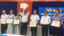 Bị kỷ luật, phó giám đốc vẫn khen thưởng chính mình