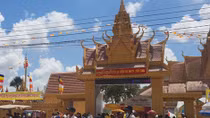 Dòng người hành hương khiến QL1A bị ùn ứ