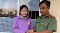 Cán bộ Công an trả lại vàng cho người dân đánh rơi 