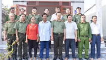 Thứ trưởng Lê Tấn Tới tặng nhà đồng đội tại Bạc Liêu