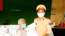 Những phần quà ấm lòng người giữa mùa dịch bệnh 
