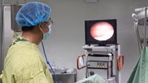Người đàn ông bị đứt ống thông niệu quản do không tái khám