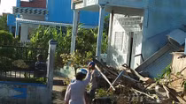 Xe tải mất lái "bay" lên nóc nhà dân ở Bạc Liêu 