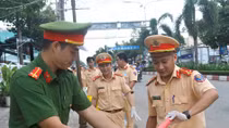 Công an Bạc Liêu chung tay làm sạch môi trường 