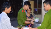 Nồi cháo thắm đượm nghĩa tình