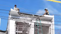Giám đốc Trung tâm Y tế huyện tháo dỡ một phần căn nhà