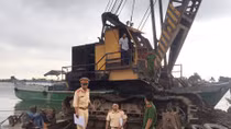 Triệt phá vụ khai thác cát trái phép cực lớn trên sông Tiền 