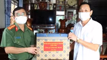 Công an tỉnh Sóc Trăng thăm, tặng quà cán bộ Công an hưu trí