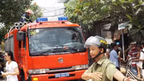 Cháy cạnh nhà trọ, hàng trăm sinh viên hoảng hốt