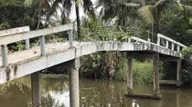 4 người trong gia đình đập phá cầu giao thông trong đêm