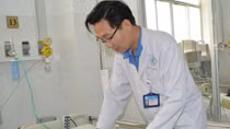 Phẫu thuật xuyên đêm cứu sống Mẹ Việt Nam Anh hùng gần 90 tuổi bị u não