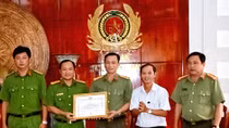 Thưởng "nóng" Công an huyện Đông Hải phá thành công chuyên án ma túy