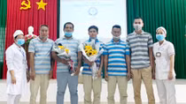 Bàn giao 5 thủy thủ người Indonesia gặp nạn trên biển Sóc Trăng