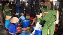 Hãi hùng phát hiện 120 vụ bơm tạp chất vào tôm nguyên liệu