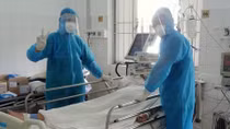 Mổ bắt con cho sản phụ mắc COVID-19 nhiều biến chứng 