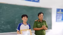 Khen thưởng học sinh lớp 8 dũng cảm bắt trộm