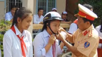 Công an Bạc Liêu tuyên truyền về TTATGT, tặng quà học sinh nghèo