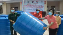  Phu nhân nguyên Chủ tịch nước tặng bồn chứa nước cho người dân Tây Nam Bộ