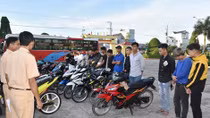 Bắt quả tang nhóm "trẻ trâu" tụ tập đua xe trái phép