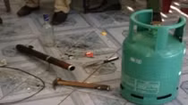 Nhốt “tình địch” và con, đe dọa nổ bình gas trong đêm