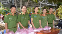 Công an huyện Mỹ Tú phục vụ bữa ăn miễn phí cho thí sinh đi thi