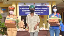 Phòng CSGT Công an Bạc Liêu tặng quà gia đình khó khăn 